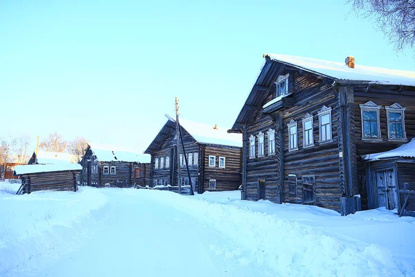 冬の風景ロシアの村北木造住宅 — ストック写真