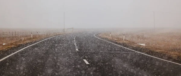 Vinter Motorväg Snöfall Bakgrund Dimma Dålig Sikt — Stockfoto