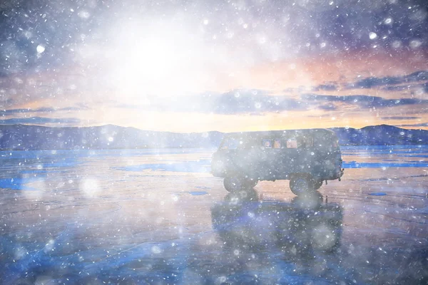 オフロード車はバイカル湖の氷の上で オルコンは冬に極端な道路の自動車を旅行 — ストック写真