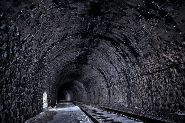 トンネル鉄道建築暗闇の光 — ストック写真