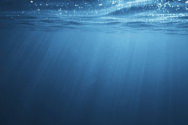 Okyanus sualtı ışınlar ışık arka plan, mavi su güneş ışığı altında