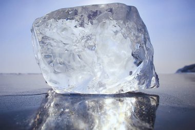 Buz üzerinde buz Baykal, doğa kış mevsimi kristal su şeffaf açık hava