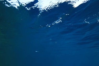 Okyanus sualtı ışınlar ışık arka plan, mavi su güneş ışığı altında