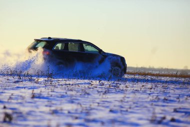 off-road aracı kar macerasında sürükleniyor kış hızı doğa