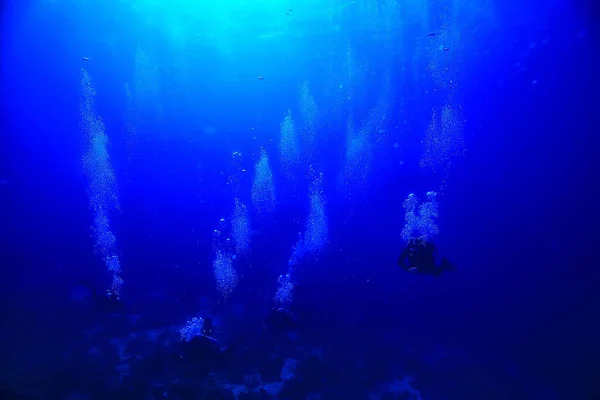 Mergulhadores Subaquáticos Profundidade Fundo Mar Azul — Fotografia de Stock