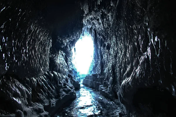 氷の洞窟冬の凍結自然背景風景 — ストック写真