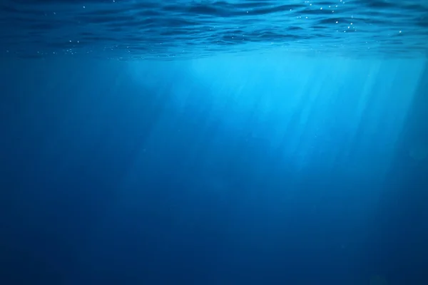 Oceaan Onderwater Stralen Van Licht Achtergrond Onder Blauw Water Zonlicht — Stockfoto