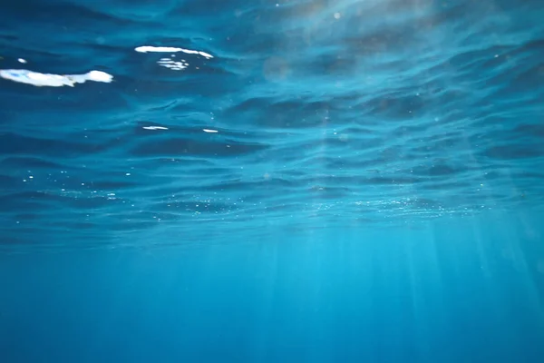 Oceano Raggi Subacquei Sfondo Chiaro Sotto Luce Del Sole Blu — Foto Stock