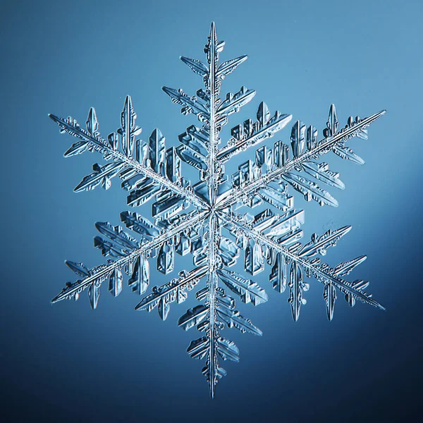 Νιφάδα Χιονιού Φυσικό Κρύσταλλο Ενιαίο Απομονωμένο Διαφανές Αφηρημένο Φόντο Φωτογραφία — Φωτογραφία Αρχείου