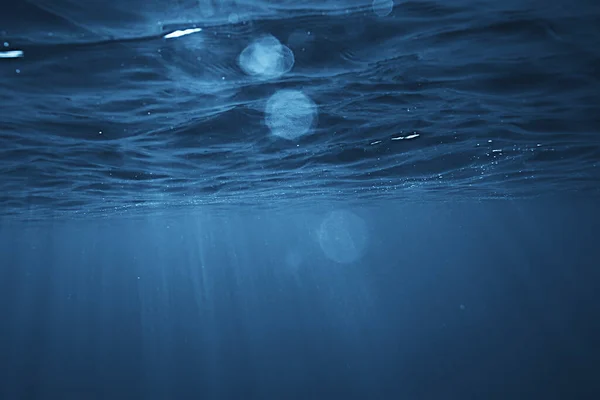 Oceano Raggi Subacquei Sfondo Chiaro Sotto Luce Del Sole Blu — Foto Stock