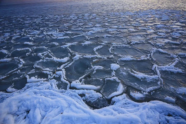 冰冷的海冰圆片 大海背景冬季气候海岸 — 图库照片