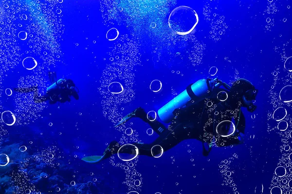 Potápěči Pod Vodou Hloubce Modrém Moři Pozadí — Stock fotografie