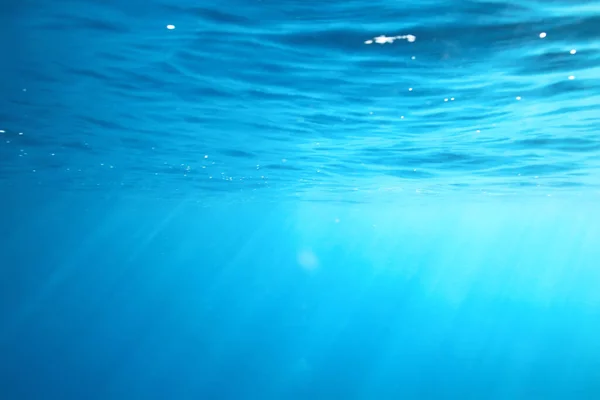 Óceán Víz Alatti Fénysugarak Háttér Alatt Kék Víz Napfény — Stock Fotó