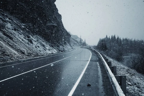 Vinter Motorväg Snöfall Bakgrund Dimma Dålig Sikt — Stockfoto