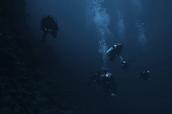 Ныряльщики Водой Глубине Голубом Фоне Моря — стоковое фото