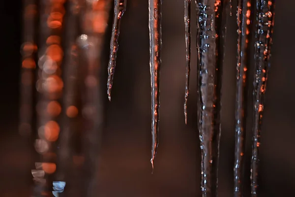 Icicles Στην Οροφή Αστικό Φόντο Προβολή Χειμώνα Πόλη — Φωτογραφία Αρχείου