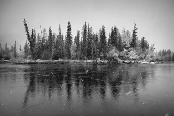 Rivière Montagne Neige Saisonnière Paysage Vue Panoramique — Photo