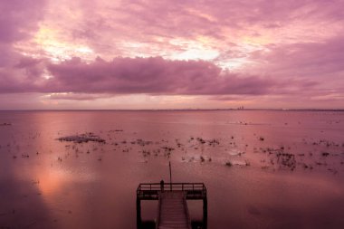 Daphne, Alabama 'dan Mobile Körfezi' nde gün batımı 