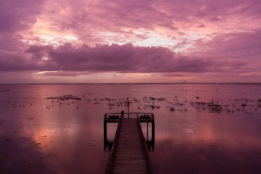 Daphne, Alabama 'dan Mobile Körfezi' nde gün batımı 