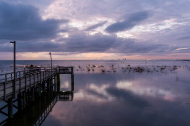 Daphne, Alabama 'dan Mobile Körfezi' nde gün batımı 