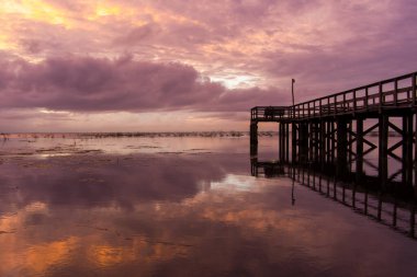 Daphne, Alabama 'dan Mobile Körfezi' nde gün batımı 