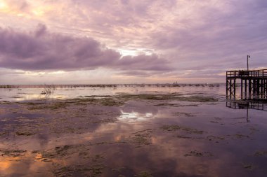 Daphne, Alabama 'dan Mobile Körfezi' nde gün batımı 