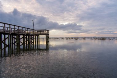 Daphne, Alabama 'dan Mobile Körfezi' nde gün batımı 