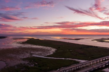 Mobile Körfezi 'nin havadan görüntüsü ve 10 numaralı köprü Ekim' de Alabama Körfezi kıyısında. 