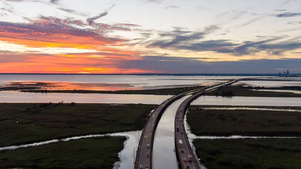 10月日落时分 阿拉巴马湾沿岸的流动湾和州际公路10座大桥的空中景观 — 图库照片