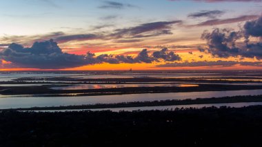 2021 Kasımında Alabama, İspanya Kalesi 'nden gün batımında Mobile Körfezi' nin havadan görüntüsü 