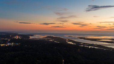 2021 Kasımında Alabama, İspanya Kalesi 'nden gün batımında Mobile Körfezi' nin havadan görüntüsü 