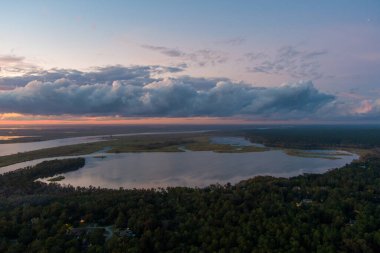 2021 Kasımında Alabama, İspanya Kalesi 'nden gün batımında Mobile Körfezi' nin havadan görüntüsü 
