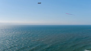 Orange Beach, Alabama 'da körfez kıyısında küçük bir uçak dalgalanır. 