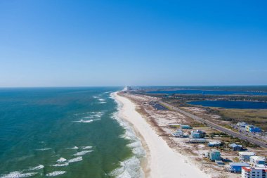 Kasım 2021 'de Orange Beach' teki Alabama Körfezi manzarası 