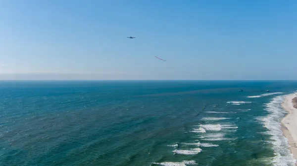 Uma Pequena Aeronave Voa Uma Bandeira Sobre Costa Golfo Orange — Fotografia de Stock