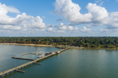 Kasım 2021 'de Mobile Körfezi' ndeki Fairhope, Alabama Belediye İskelesi 