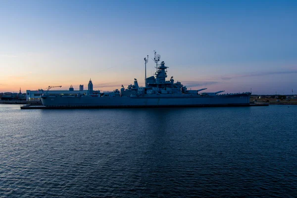 2021年11月の日没時のアラバマ州の戦艦 — ストック写真