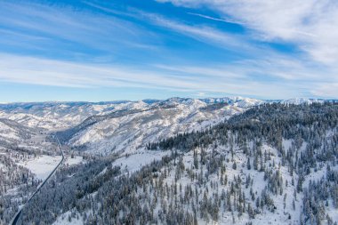 Washington 'da mavi gökyüzü ve karla kaplı Şelale dağları 