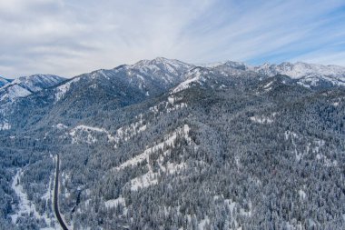 Washington 'da mavi gökyüzü ve karla kaplı Şelale dağları 