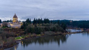 Olympia, Washington 'daki Başkent binası Aralık 2021' de gün batımında. 