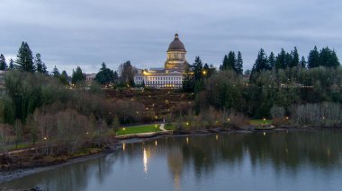 Olympia, Washington 'daki Başkent binası Aralık 2021' de gün batımında. 
