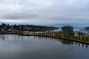 Olympia, Washington Rıhtımı Aralık 2021 'de gün batımında 