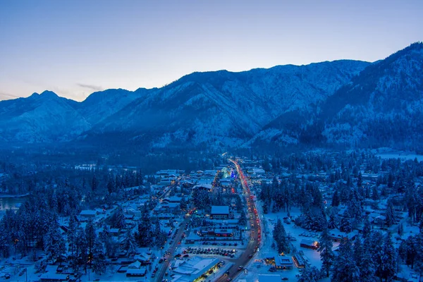 Aydınlatılmış Bir Leavenworth Washington Havadan Görünüşü 2021 Yılına Yakın Çağlayan — Stok fotoğraf