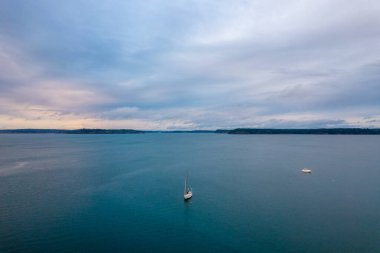 Nisqually yelkenlisi Aralık 2021 'de gün batımında Puget Sound' a ulaşır. 