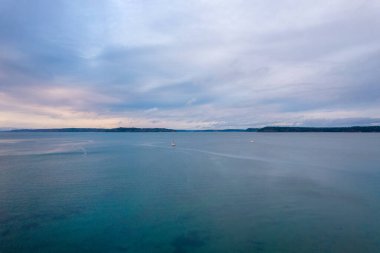 Nisqually yelkenlisi Aralık 2021 'de gün batımında Puget Sound' a ulaşır. 