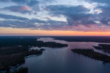 Gün batımında Mobile, Alabama yakınlarındaki Big Creek Gölü 'nün havadan görüntüsü. 
