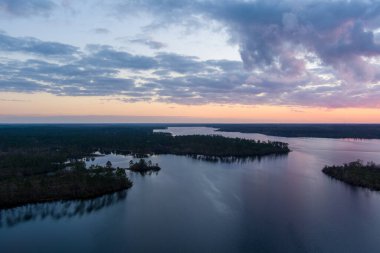 Gün batımında Mobile, Alabama yakınlarındaki Big Creek Gölü 'nün havadan görüntüsü. 