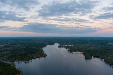 Gün batımında Mobile, Alabama yakınlarındaki Big Creek Gölü 'nün havadan görüntüsü. 