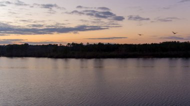 Gün batımında Mobile, Alabama yakınlarındaki Big Creek Gölü 'nün havadan görüntüsü. 