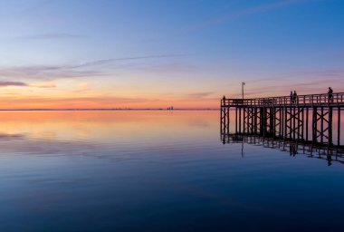 2022 Ocak 'ında Daphne, Alabama' da Mobile Bay günbatımı